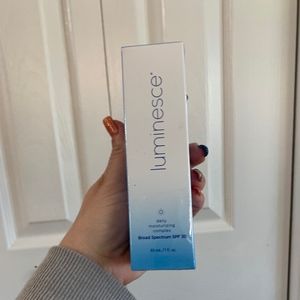 Luminesce daily moisturizing complex